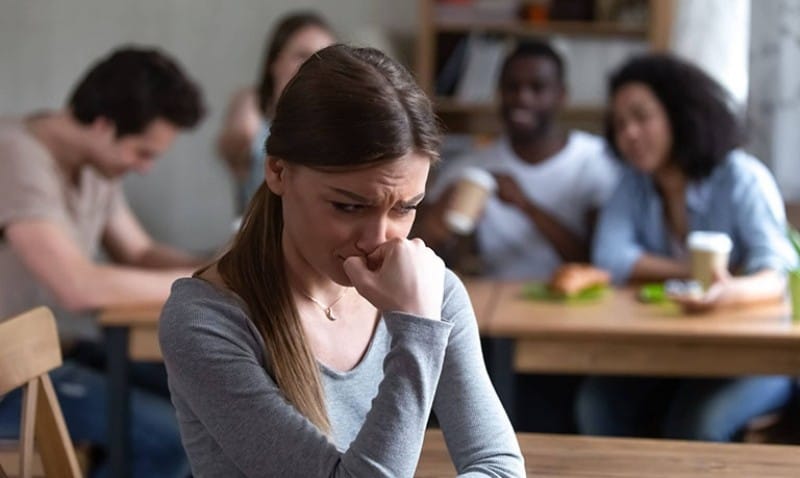 Cô gái sợ giao tiếp do rối loạn lo âu